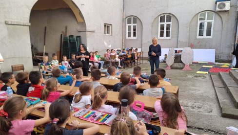 „DEČJA NEDELJA“ U PARAĆINU: Mališani uživaju u posetama Biblioteci i drugim aktivnostima (FOTO)