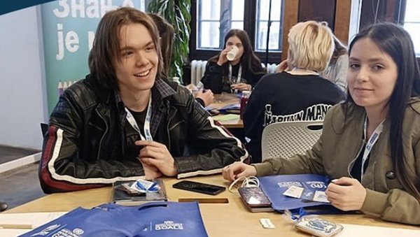 ИЗЛОЖБА ПАРАЋИНЦА ЛУКЕ ПЕШИЋА: У оквиру пројекта Гимназије „У њиховим патикама“ ИЗЛОЖБА ПАРАЋИНЦА ЛУКЕ ПЕШИЋА: У оквиру пројекта Гимназије „У њиховим патикама“
