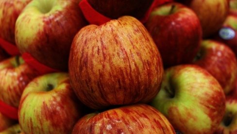 JABUKE DO 200 DINARA:  Bogata ponuda voća i povrća na prestoničkoj pijaci Zeleni venac