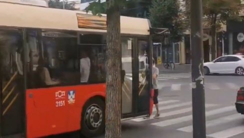 SKINUO SE GO U AUTOBUSU: Policija privela čoveka koji je uznemiravao putnike na liniji 43