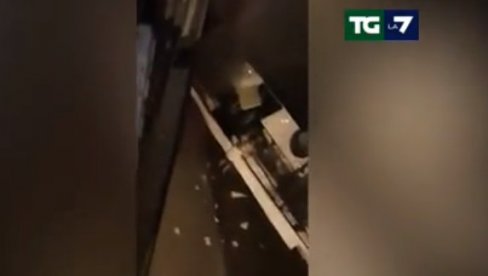 ОТАЦ КРОЗ ПРОЗОР АУТОБУСА ИЗВУКАО ЋЕРКИЦУ НА СИГУРНО: Дирљив тренутак након несреће у Венецији (ФОТО/ВИДЕО) ОТАЦ КРОЗ ПРОЗОР АУТОБУСА ИЗВУКАО ЋЕРКИЦУ НА СИГУРНО: Дирљив тренутак након несреће у Венецији (ФОТО/ВИДЕО)