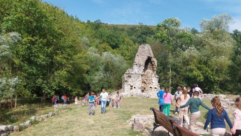 ДЕЦА У ПОСЕТИ КАЊОНУ ЦРНИЦЕ: Предшколци и основци упознају културно наслеђе Забреге (ФОТО)