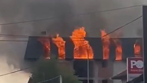 ХАПШЕЊЕ ЗБОГ ПОЖАРА У НОВОМ ПАЗАРУ: Намерно подметнуо ватру, па спречавао ватрогасце да угасе буктињу (ВИДЕО) ХАПШЕЊЕ ЗБОГ ПОЖАРА У НОВОМ ПАЗАРУ: Намерно подметнуо ватру, па спречавао ватрогасце да угасе буктињу (ВИДЕО)