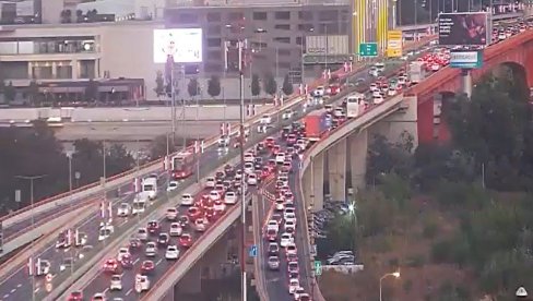 AUTOMOBILI SE JEDVA KREĆU: Ogromne saobraćajne gužve u ovim delovima Beograda (FOTO) AUTOMOBILI SE JEDVA KREĆU: Ogromne saobraćajne gužve u ovim delovima Beograda (FOTO)