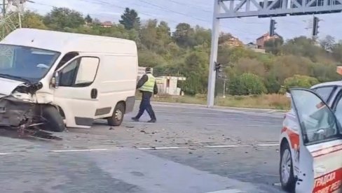 ДЕЛОВИ ВОЗИЛА РАСУТИ ПО ПУТУ: Саобраћајна несрећа код Ледина (ВИДЕО)