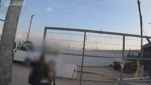 UZNEMIRUJUĆI SNIMCI IZ POJASA GAZE: Pripadnici Hamasa hvataju taoce na granici sa Izraelom (VIDEO)