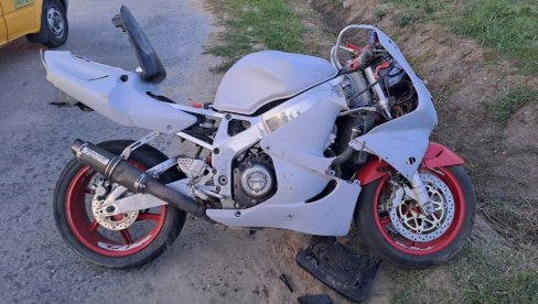 MOTORISTA BEZ DOZVOLE BEŽAO OD POLICIJE: Vozio neregistrovan motor, pa sleteo s puta u kanal kod Kikinde (Foto) MOTORISTA BEZ DOZVOLE BEŽAO OD POLICIJE: Vozio neregistrovan motor, pa sleteo s puta u kanal kod Kikinde (Foto)