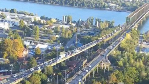 KOLONE VOZILA ZAKRČILE GRAD: Velike saobraćajne gužve u ovim delovima Beograda (FOTO) KOLONE VOZILA ZAKRČILE GRAD: Velike saobraćajne gužve u ovim delovima Beograda (FOTO)