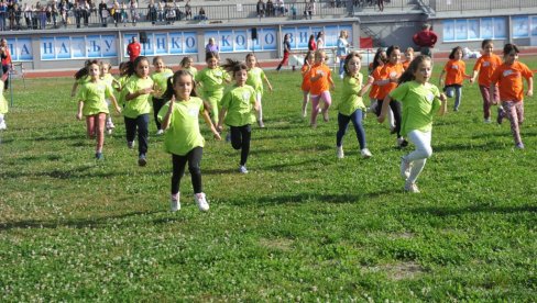 ZA POMOĆ VRŠNJACIMA: Sportsko-humanitarna akcija kraljevačkih osnovaca i predškolaca