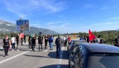 ПРОТИВЕ СЕ ПОПИСУ:  Црногорска конзервативна партија организовала блокаду пута на Богетићима (ФОТО )