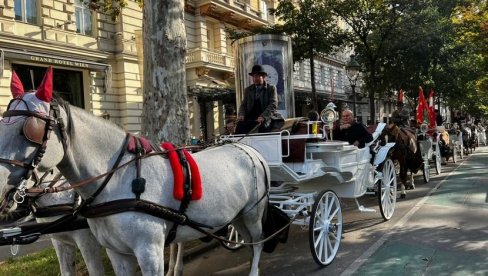 SRPSKI PAORI U BEČKIM FIJAKERIMA: Neobična kolona ukrašena zastavama Srbije kretala se centom austrijske prestonice