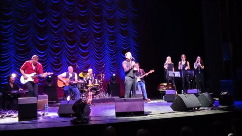 KAD DOĐE OKTOBAR: Hari Mata Hari otkrio pred koncert da pored svoje muzike, voli i narodnjake (FOTO/VIDEO)