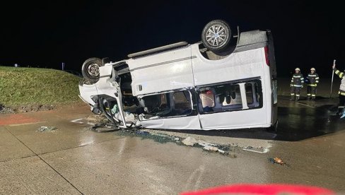 PREVRNUO SE MINIBUS PUN RADNIKA: Osam osoba teško povređeno u Manersdorfu, vatrogasci sekli vozilo i izvlačili ljude (FOTO)