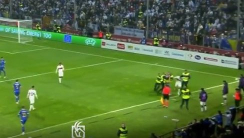 SKANDAL NA MEČU BiH - PORTUGAL: Navijač utrčao na teren i napao Kristijana Ronalda (VIDEO)