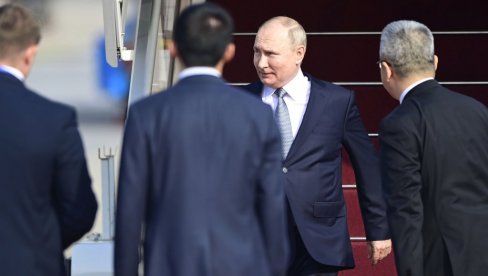 ПУТИН СТИГАО У АБУ ДАБИ: Следи састанак са Ел Нахјаном - са руским председником бројна делегација