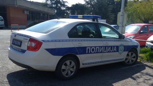 DELOVI AUTOMOBILA RAZBACANI PO PUTU: Strašni prizori nesreće na Novom Beogradu - Povređena žena (FOTO)