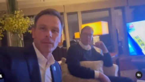 SRBIJA POBEĐUJE: Predsednik Vučić i ministar Mali u iščekivanju početka utakmice Srbija-Crna Gora (VIDEO)