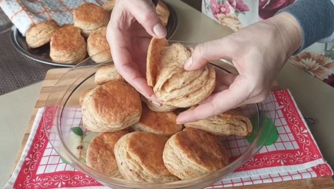 RECEPT ZA POGAČICE SA ČVARCIMA: Meke, sočne, tope se - Tradicionalno srpsko pecivo kome niko ne može da odoli