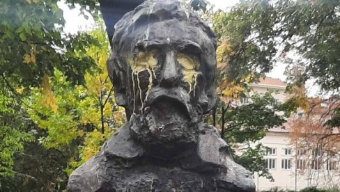 БРУКА И СРАМОТА: У Врању оскрнављен мурал страдалом падобранцу Огњену и споменик доктору Копши (ФОТО/ ВИДЕО) БРУКА И СРАМОТА: У Врању оскрнављен мурал страдалом падобранцу Огњену и споменик доктору Копши (ФОТО/ ВИДЕО)
