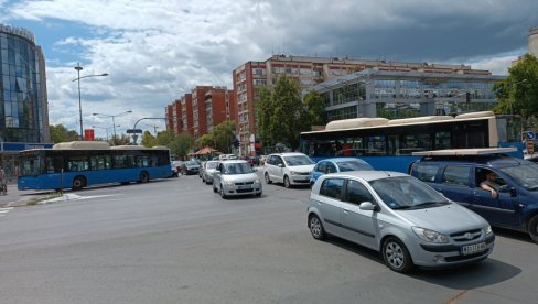 ZABRANA SAOBRAĆAJA U OKRUGIĆEVOJ ULICI U PETROVARADINU: Putari popravljaju kolovoz