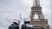 У ПЕТ УЈУТРУ СКАКАЛИ СА АЈФЕЛОВОГ ТОРЊА! Тројица мушкараца ухапшених у Паризу - Један скочио падобраном