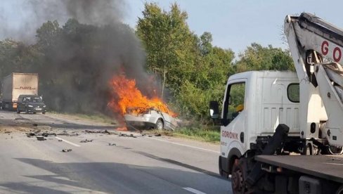 САОБРАЋАЈНА НЕЗГОДА НА ПУТУ СМЕДЕРЕВО -ПОЖАРЕВАЦ: Сударили се теретно и путничко возило, аутомобил гори САОБРАЋАЈНА НЕЗГОДА НА ПУТУ СМЕДЕРЕВО -ПОЖАРЕВАЦ: Сударили се теретно и путничко возило, аутомобил гори