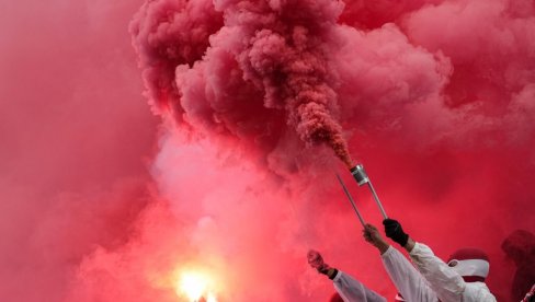 ЕВРОПА ОВО НЕ ПАМТИ: Навијачи Ајакса направили толику бакљаду, да је меч померен за два дана! (ВИДЕО)