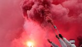 ЕВРОПА ОВО НЕ ПАМТИ: Навијачи Ајакса направили толику бакљаду, да је меч померен за два дана! (ВИДЕО)
