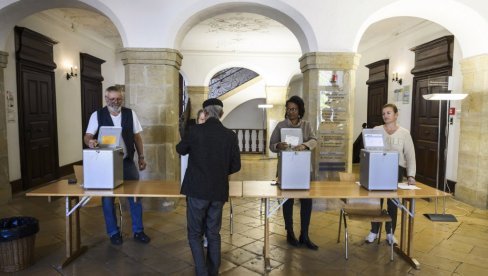 ПРЕДСТАВНИЧКИ ДОМ ДОНЕО ОДЛУКУ: Швајцарска одбила да да право гласа 16-годишњацима
