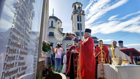 OKAMENJENE SUZE ZA UBIJENE PEĆANCE U porti hrama u Zemunu juče osveštano obeležje Srbima koji su stradali od NATO i OVK