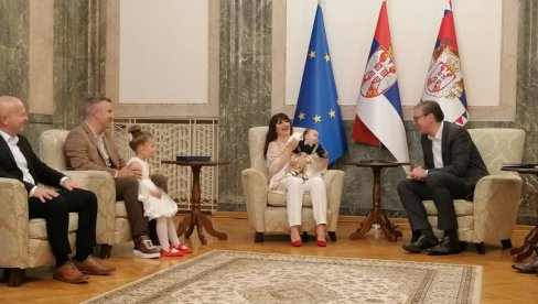 DIVNE SLIKE IZ PREDSEDNIŠTVA: Vučić u društvu malog Lazara - Predsednik dočekao porodicu Janković sa KiM (FOTO)