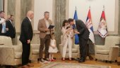 VUČIĆ SA PORODICOM JANKOVIĆ SA KIM Predsednik o kumčetu Lazaru: Pitaću patrijarha da ga krsti (VIDEO)