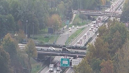 IZBEGAVAJTE OVE DELOVE PRESTONICE: Jutarnje gužve u Beogradu, kolone automobila na ulicama (FOTO) IZBEGAVAJTE OVE DELOVE PRESTONICE: Jutarnje gužve u Beogradu, kolone automobila na ulicama (FOTO)