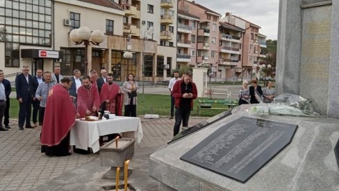 ONI SU DALI ŽIVOTE ZA SLOBODU RS: U Ugljeviku služen pomen za više od 300 ljudi koji su stradali u minulom ratu (FOTO)