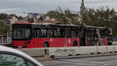 OBUSTAVLJEN SAOBRAĆAJ NA BRANKOVOM MOSTU: Vatra progutala autobus, pogledajte šta je od njega ostalo (FOTO)