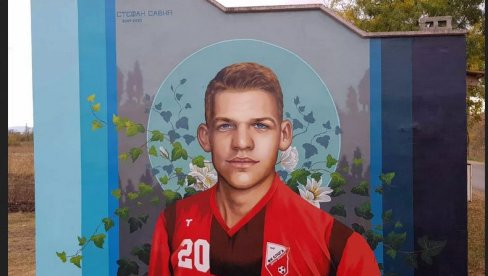 TRAGIČNO STRADALI MLADI FUDBALER DOBIO MURAL: Marija Komarac oslikala njegov lik na ulazu u Donje Vidovo (FOTO)