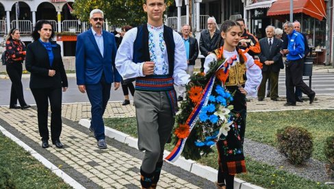 ПОЛОЖЕНИ ВЕНЦИ НА НА СПОМЕНИК МАРЕ РЕСАВКИЊЕ: Обележено 105. година ОД ослобођења Свилајнца у Првом светском рату (ФОТО)