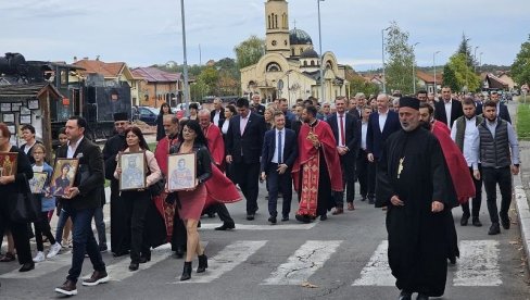 ПОСТАЛИ ВЕЛИКИ ДУХОВНИ ЦЕНТАР: Угљевик обележио крсну славу - Свету Петку (ФОТО)