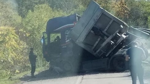 KAMION SMRSKAN, SAOBRAĆAJ OBUSTVALJEN: Teška saobraćajna nesreća na putu za Feketić (VIDEO)