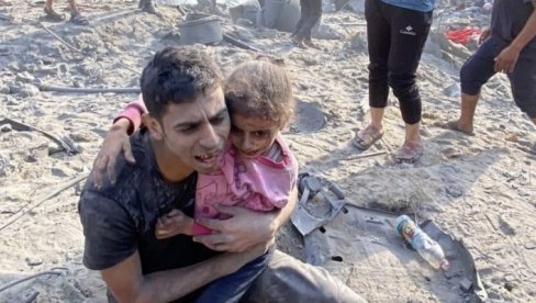 ЉУДИ ПОД РУШЕВИНАМА, КОПАЈУ ДА БИ ДОШЛИ ДО ЊИХ: Потресне слике и снимци из Газе након ваздушног напада Израела (ФОТО/ВИДЕО)