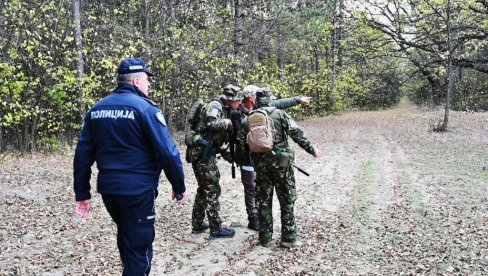 ПОГЛЕДАЈТЕ СНИМАК ХАПШЕЊА КРИЈУМЧАРА МИГРАНАТА: Успешна акција полиције - Пронађено 418 комада муниције (ФОТО/ВИДЕО)