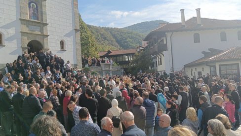 PUNA PORTA U PROHORU: Jedna od najstarijih svetinja na jugu Srbije obeležila manastirsku slavu (FOTO)