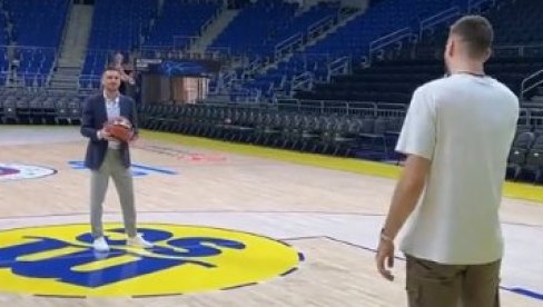 IMA LI NEŠTO ŠTO NE UME? Tadić na košarkaškom terenu, Gudurić mu dodaje loptu - tražio žrtve da ih izubija (VIDEO)