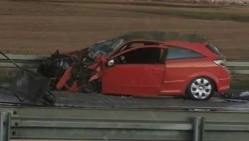 PRVI SNIMCI SA MESTA NESREĆE: Tragedija na obilaznici kod Surčina - Auto udario u kombi, poginuo muškarac (FOTO/VIDEO)