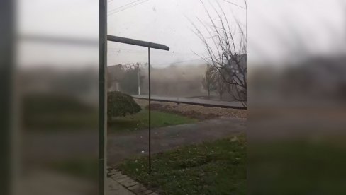 POGLEDAJTE - VETAR ODNEO POLA KUĆE U BAČKOJ PALANCI: Snažna oluja zahvatila deo Srbije (VIDEO)