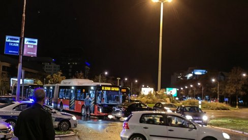 KOLAPS NA NOVOM BEOGRADU: Sudar vozila GSP-a sa automobilom, autobusi stoje potpuno paralisani (VIDEO)