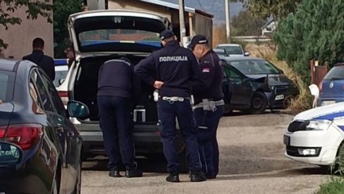 PRVE SLIKE SA MESTA GDE SU POVREĐENI POLICAJCI: Vozač kojeg je patrola pratila se zakucao u njihov auto (FOTO)