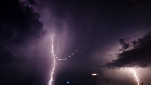 ŠTA MOŽE SPASITI ŽIVOT OSOBE KOJU UDARI GROM? Savet stručnjaka - Ovo nikako nemojte da radite