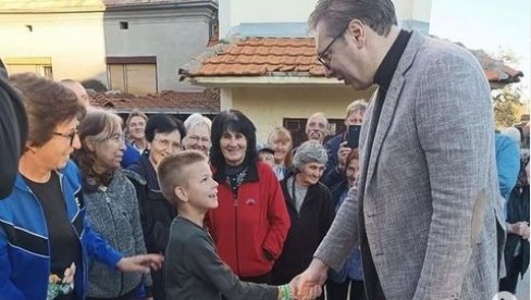 ZA MENE JE UVEK NAJLEPŠE KADA SAM SA SVOJIM NARODOM: Vučić u selu Kostur (FOTO)