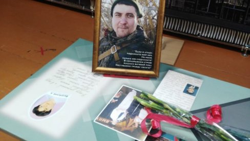 NAJTUŽNIJA SLIKA IZ GIMNAZIJE U LUGANSKU: Klupa heroja u znak sećanja na Aleksandra Viktoroviča Valujskog (FOTO)